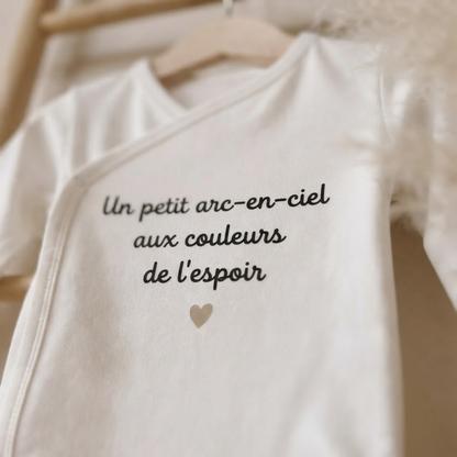 Body bébé "Un petit arc-en-ciel aux couleurs de l'espoir"