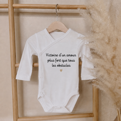 Body bébé "Victoire d'un amour plus fort que tous les obstacles"